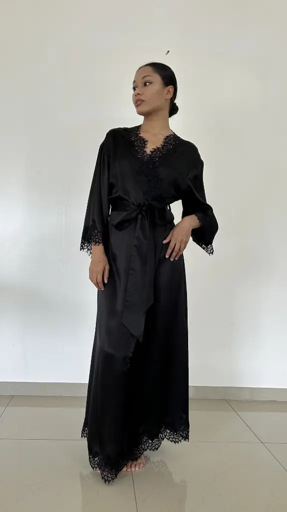 Kimono_en_soie_dentelle_Noir_2.webp