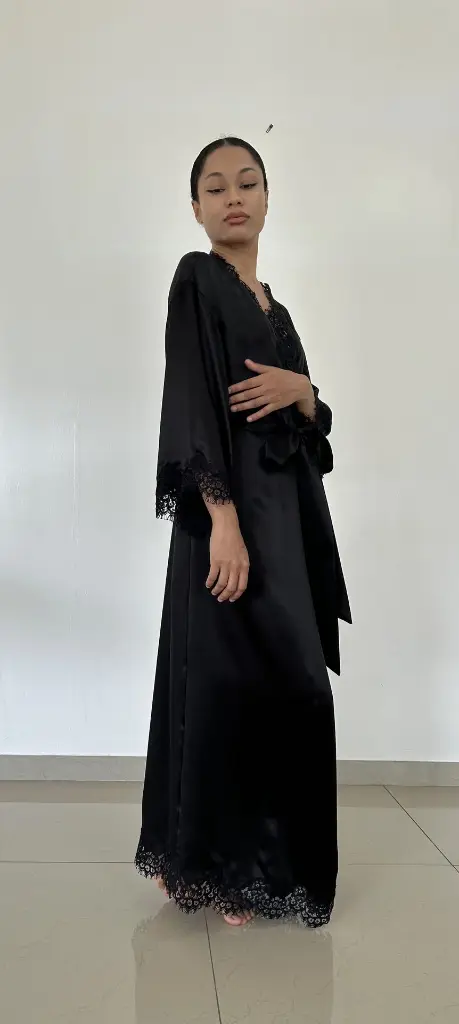 Kimono_en_soie_dentelle_Noir_5.webp