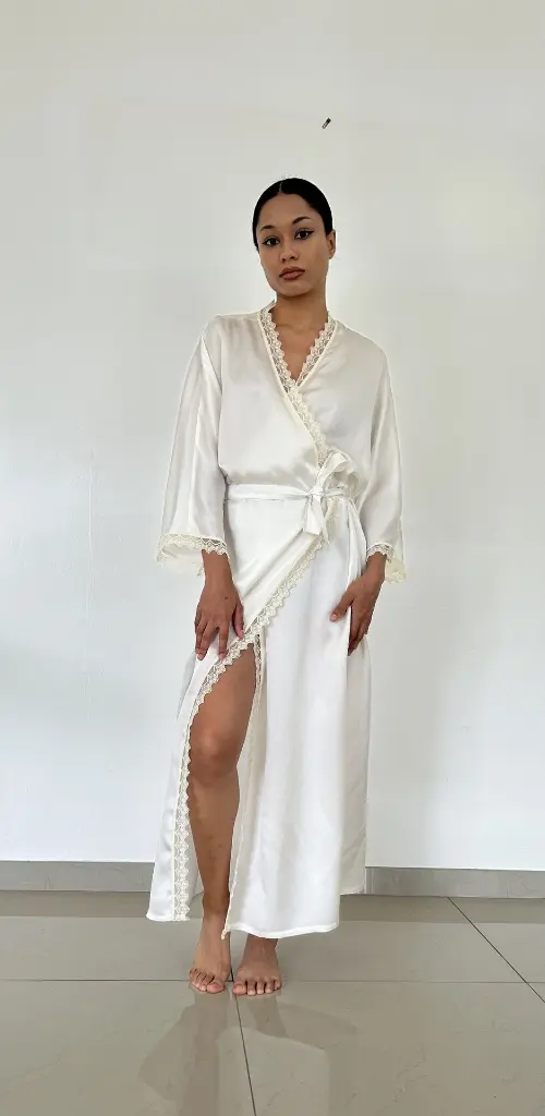 Kimono_en_soie_long_blanc.webp